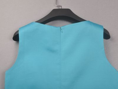 精美刺繡孔雀背心裙 中高端女裝批發(fā)與互聯(lián)網(wǎng)數(shù)據(jù)服務(wù)新機(jī)遇